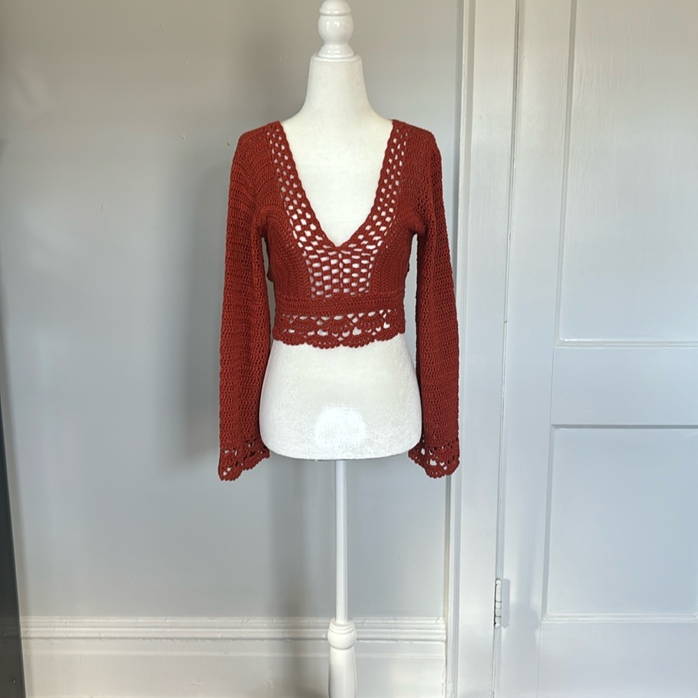 Cropped knit sweater top in burnt orange